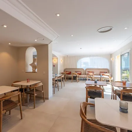 Le Petit Σαιντ-Μαξίμ