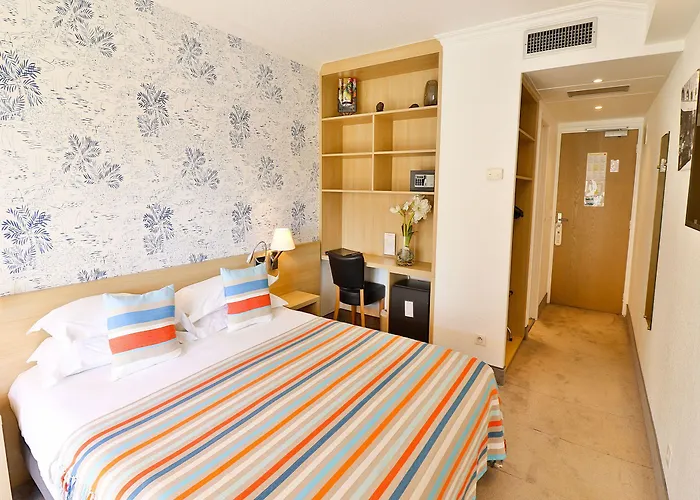 Le Petit سانت ماكسيم