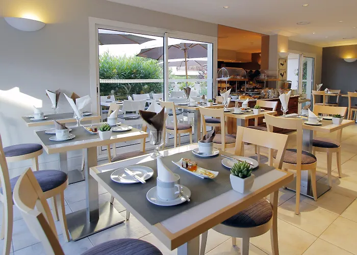 Le Petit סן-מקסים